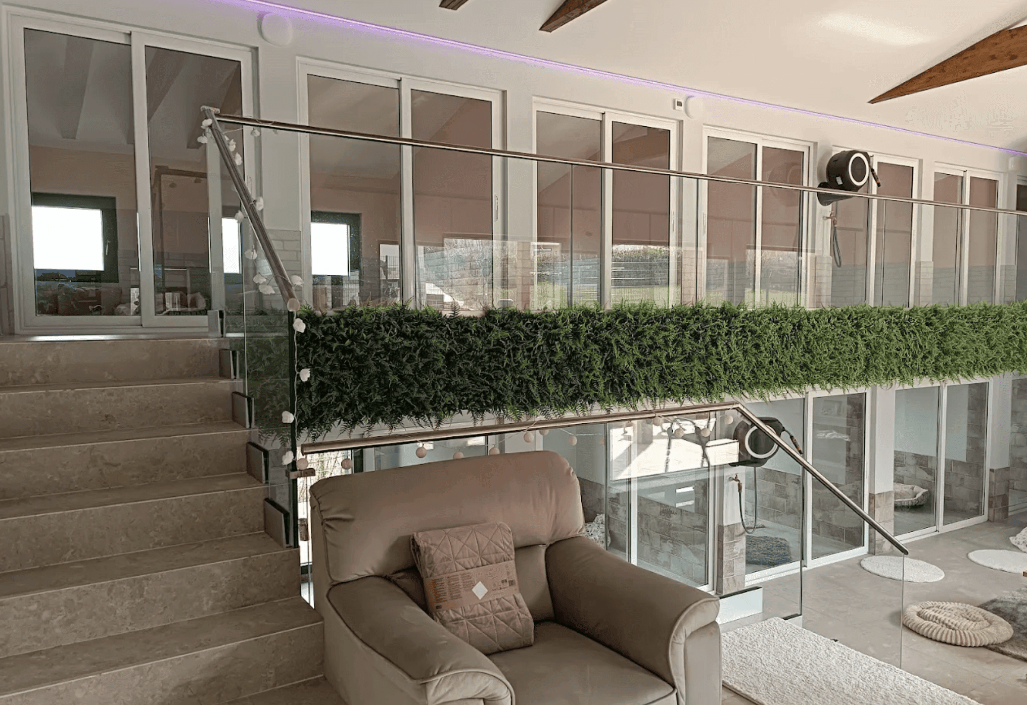 Банер на Rozi's Luxury Dog Hotel