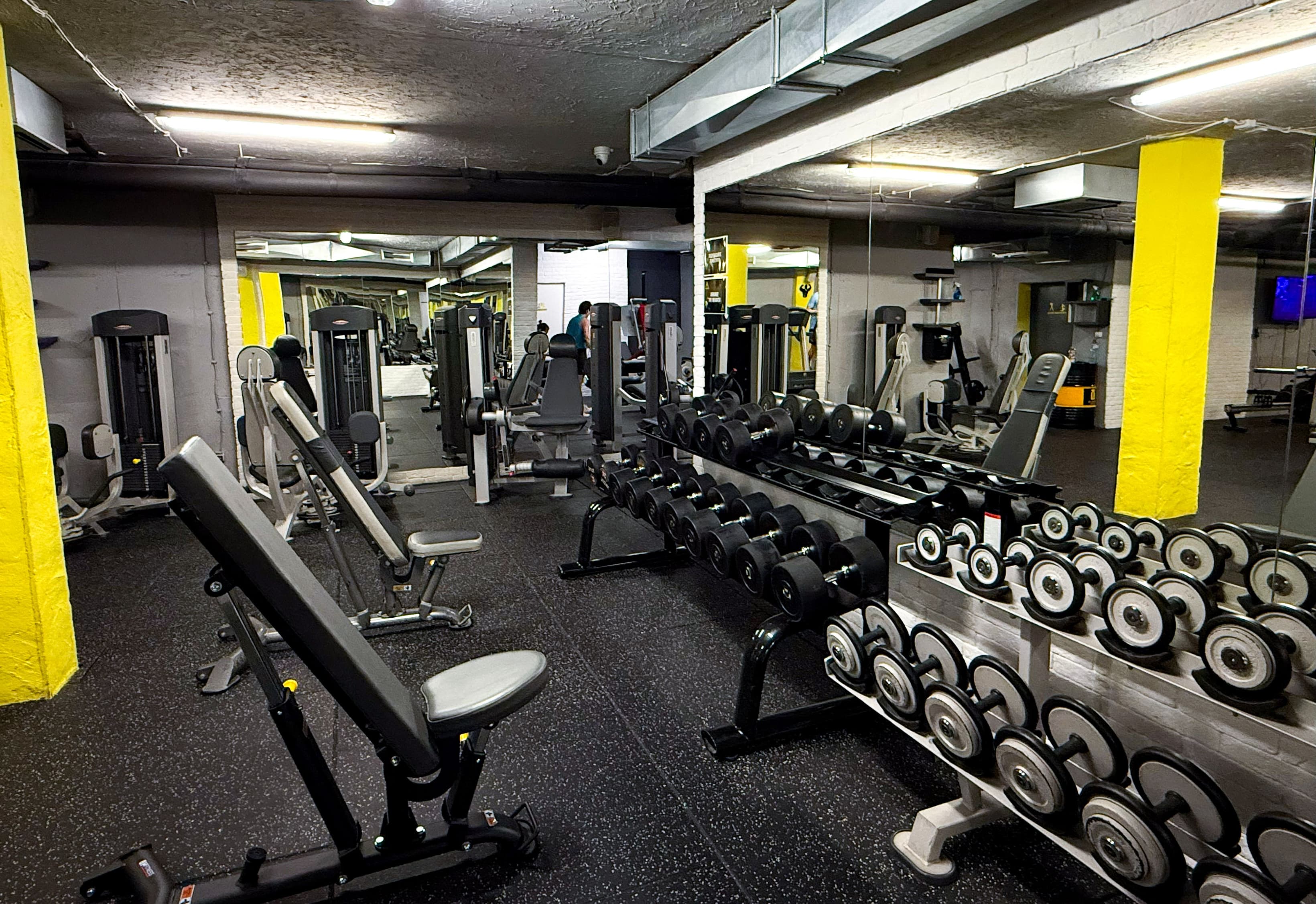 Банер на Спортен център Fitness Plus