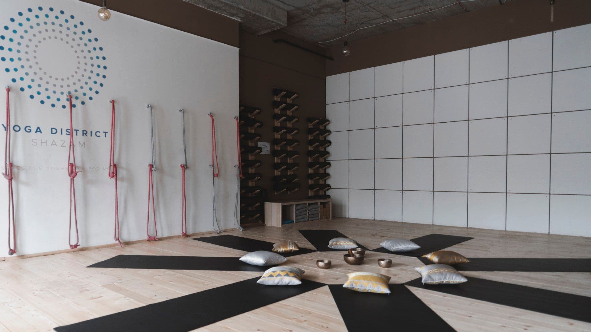 Банер на Yoga District Шазам