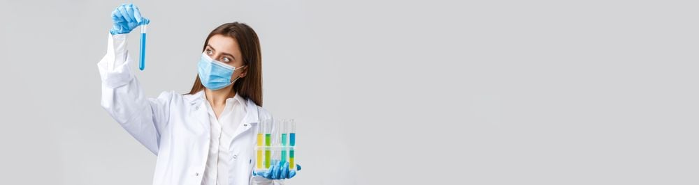 Лаборантка извършва анализ на проби в медицинска лаборатория.